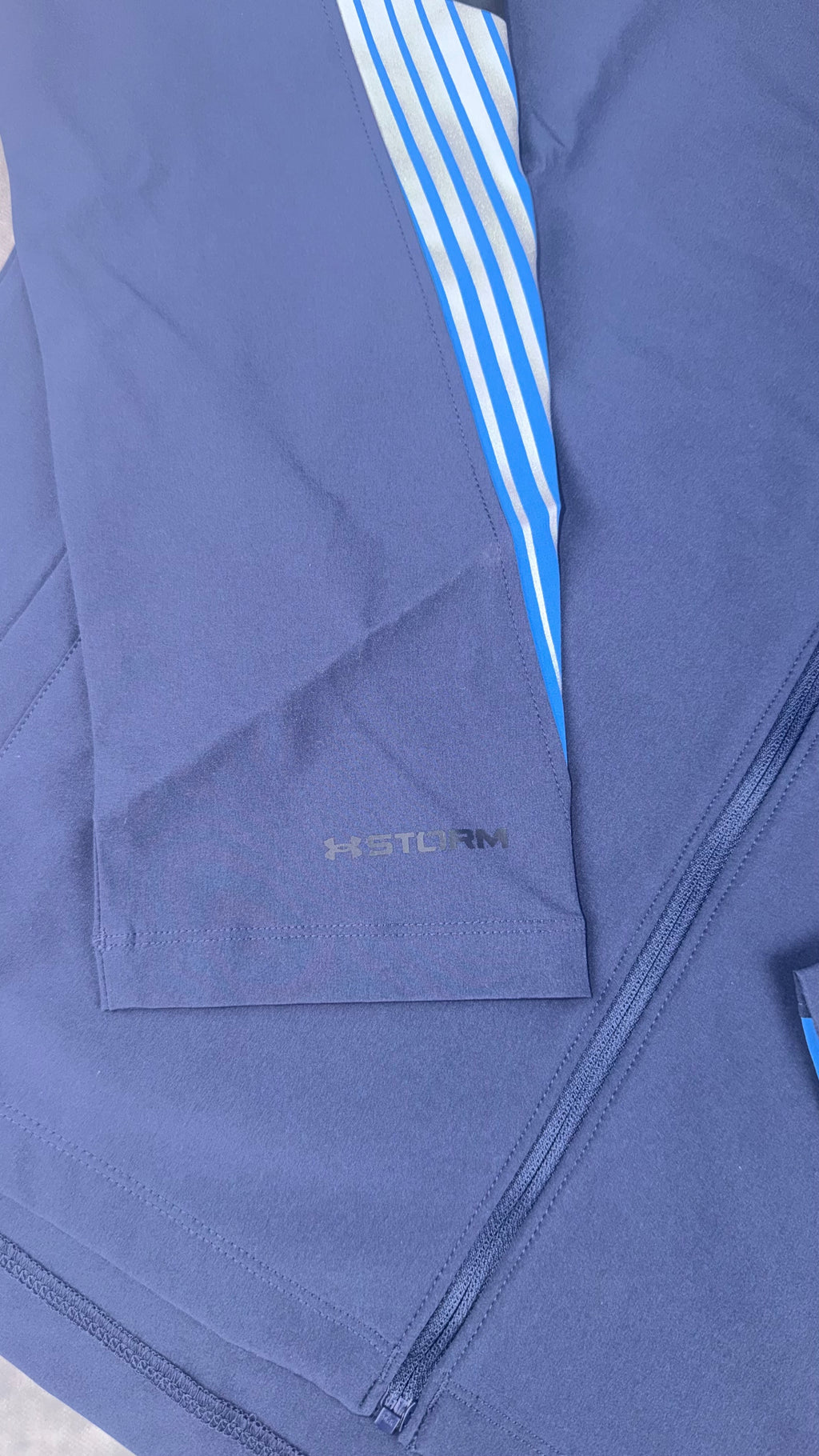 Under armour navy velociti storm hooded jacket.
