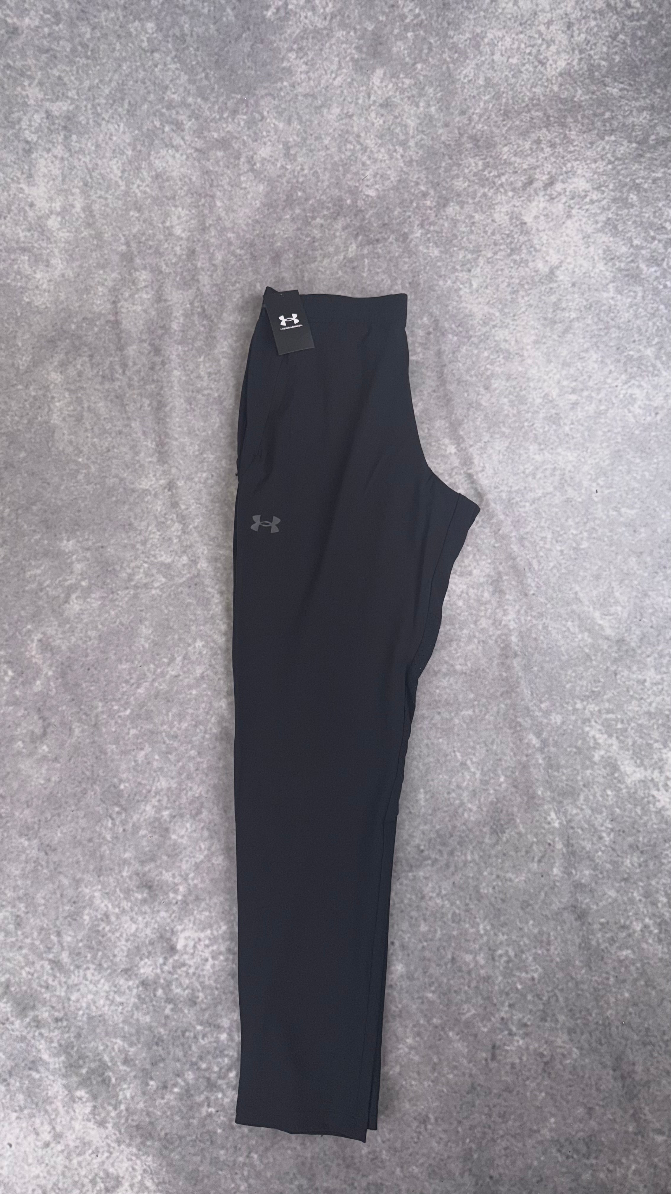 Under armour black vanish woven tapered pants.