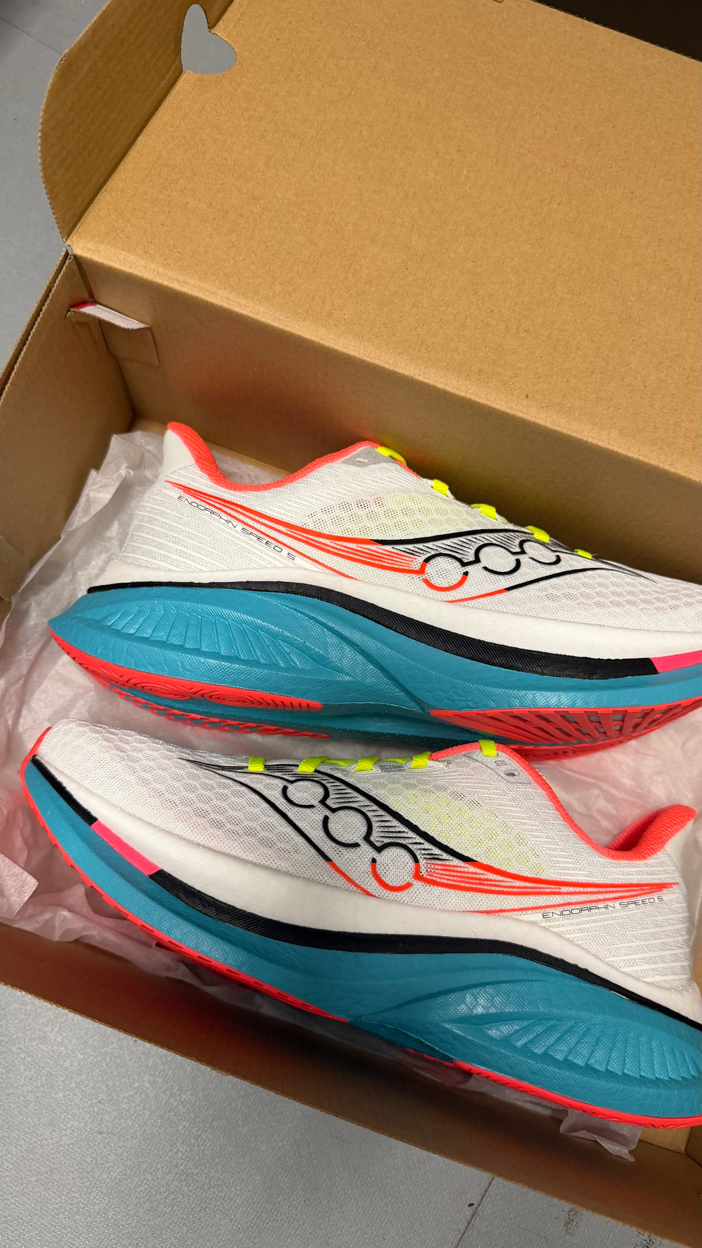 Saucony endorphin speed 5 white/mutant