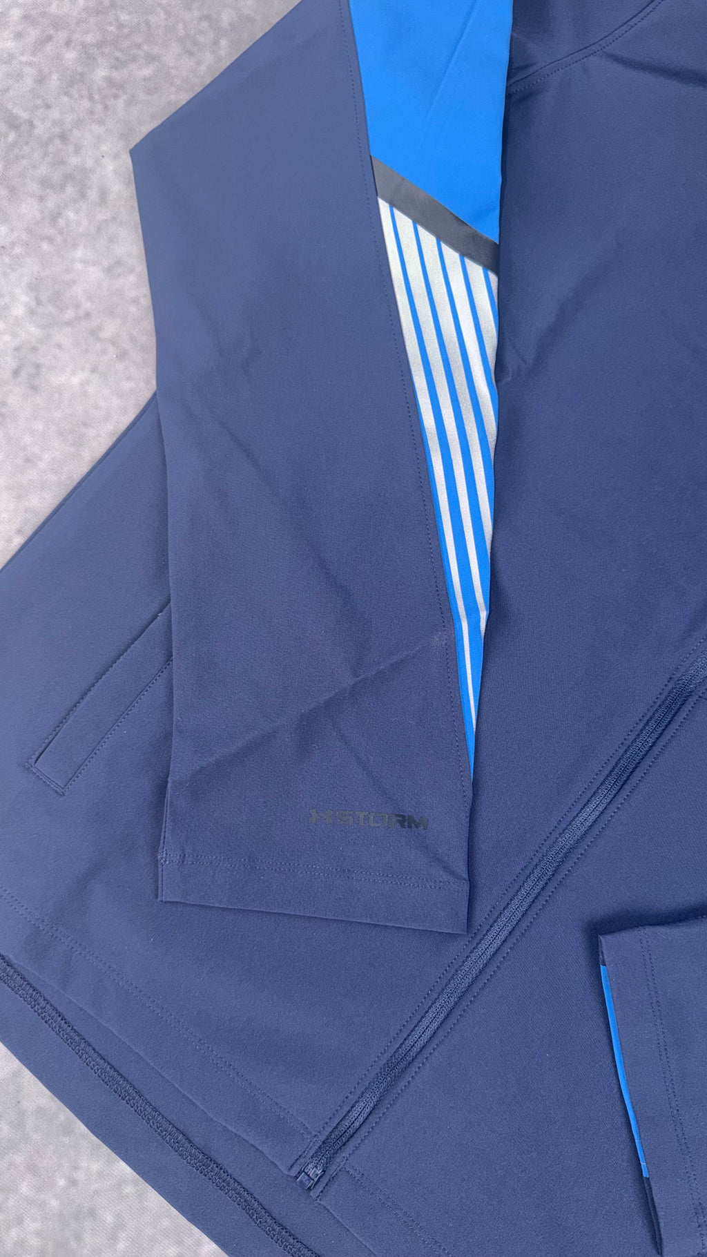 Under armour navy velociti storm hooded jacket.