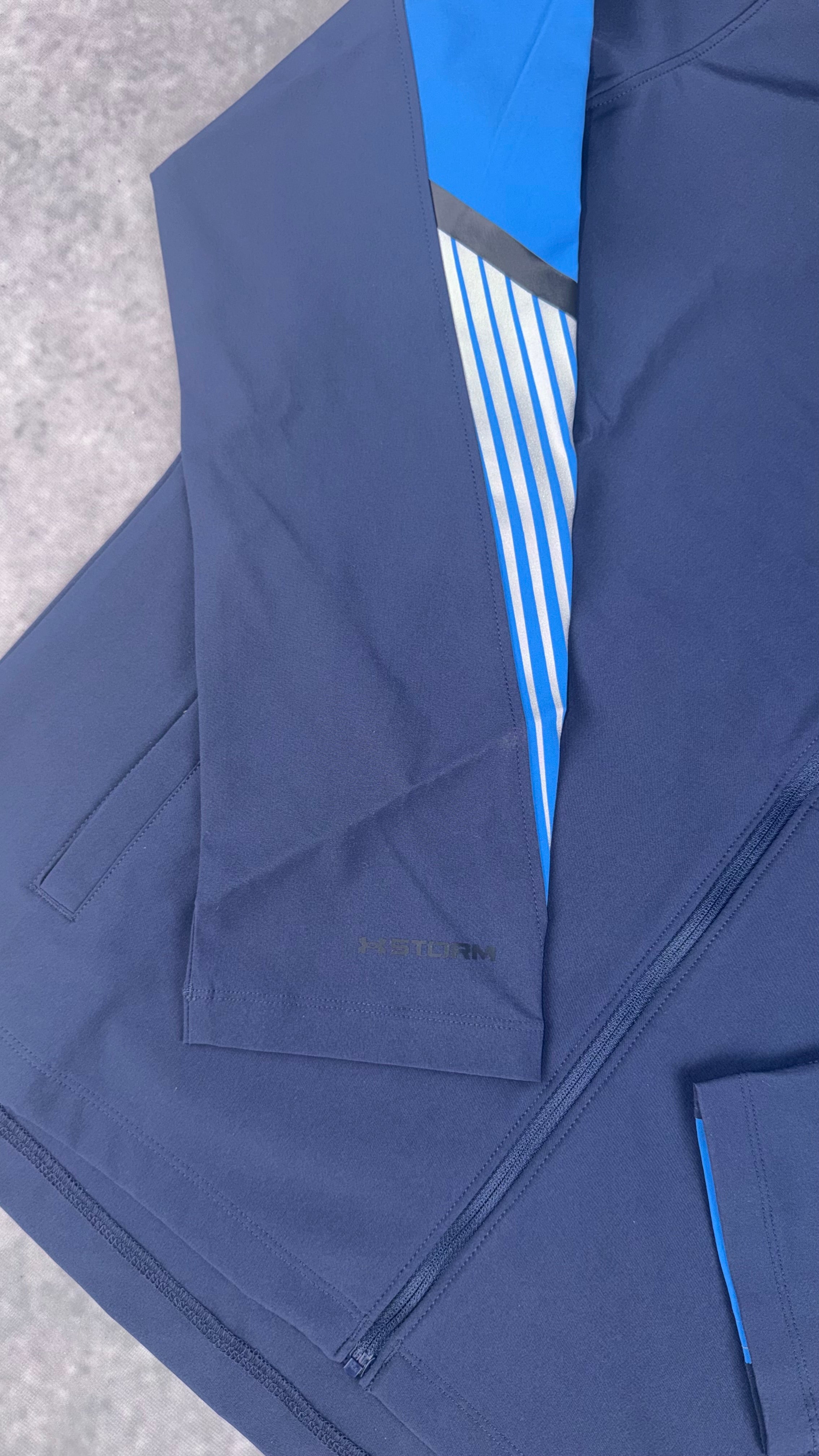 Under armour navy velociti storm hooded jacket.