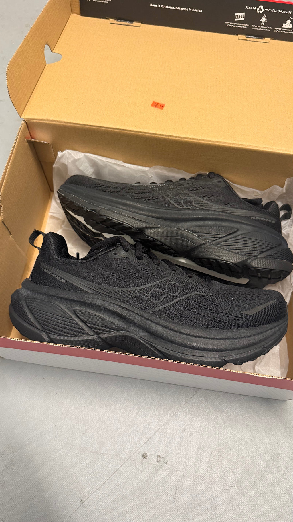 Saucony hurricane 25 triple black