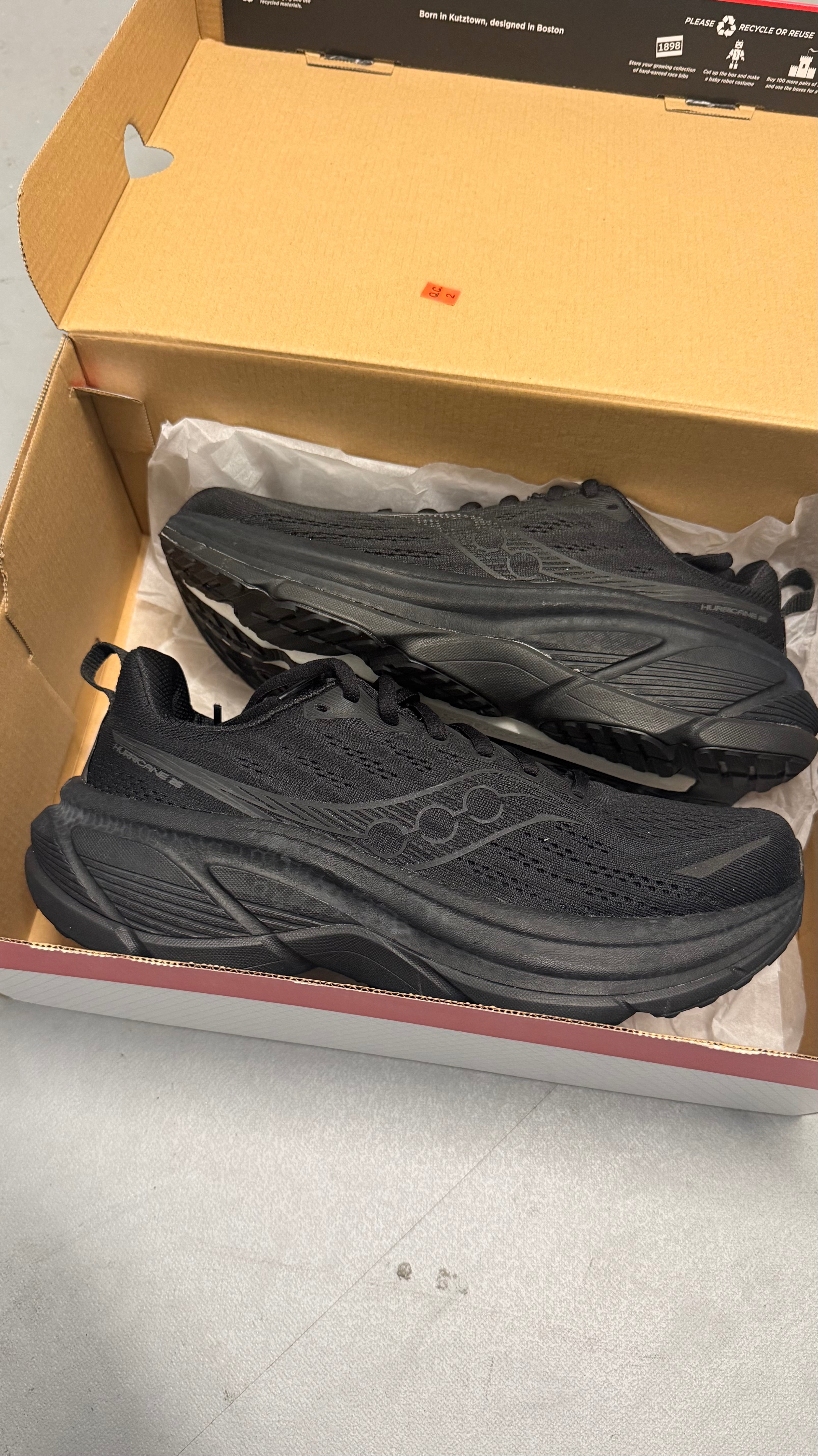 Saucony hurricane 25 triple black