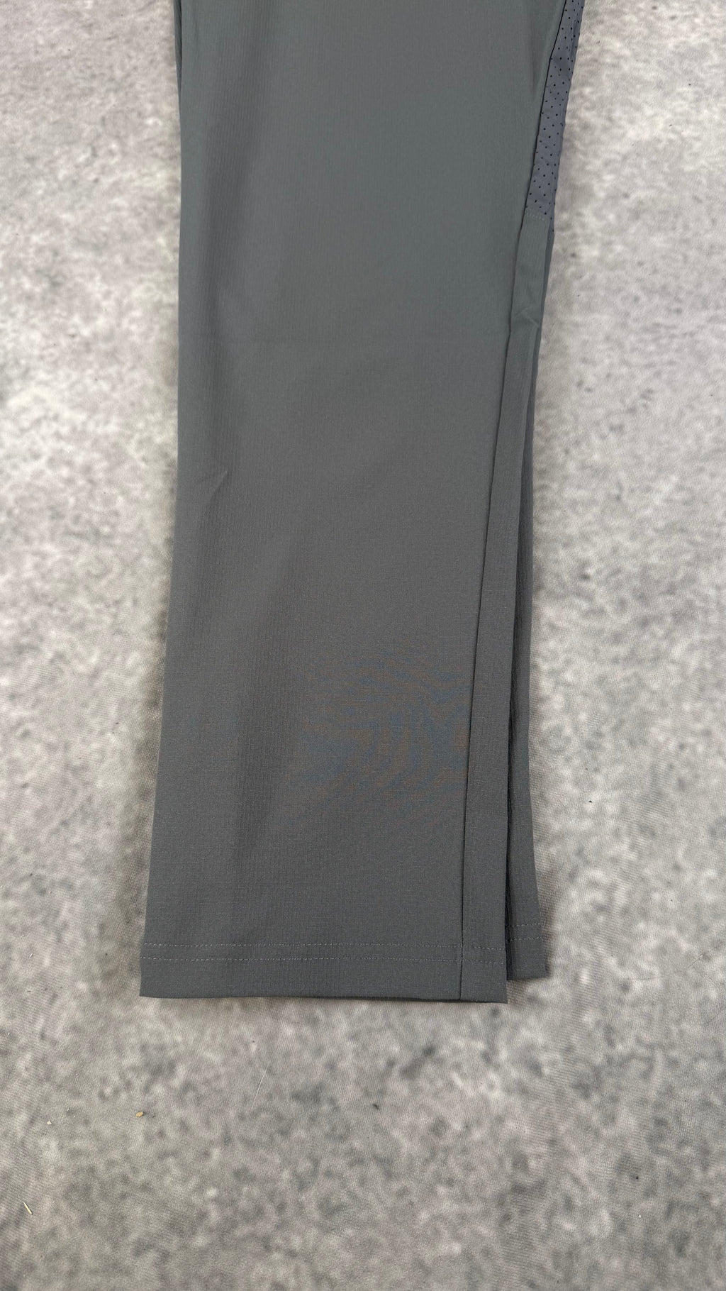 Under armour grey vanish woven tapered pants.