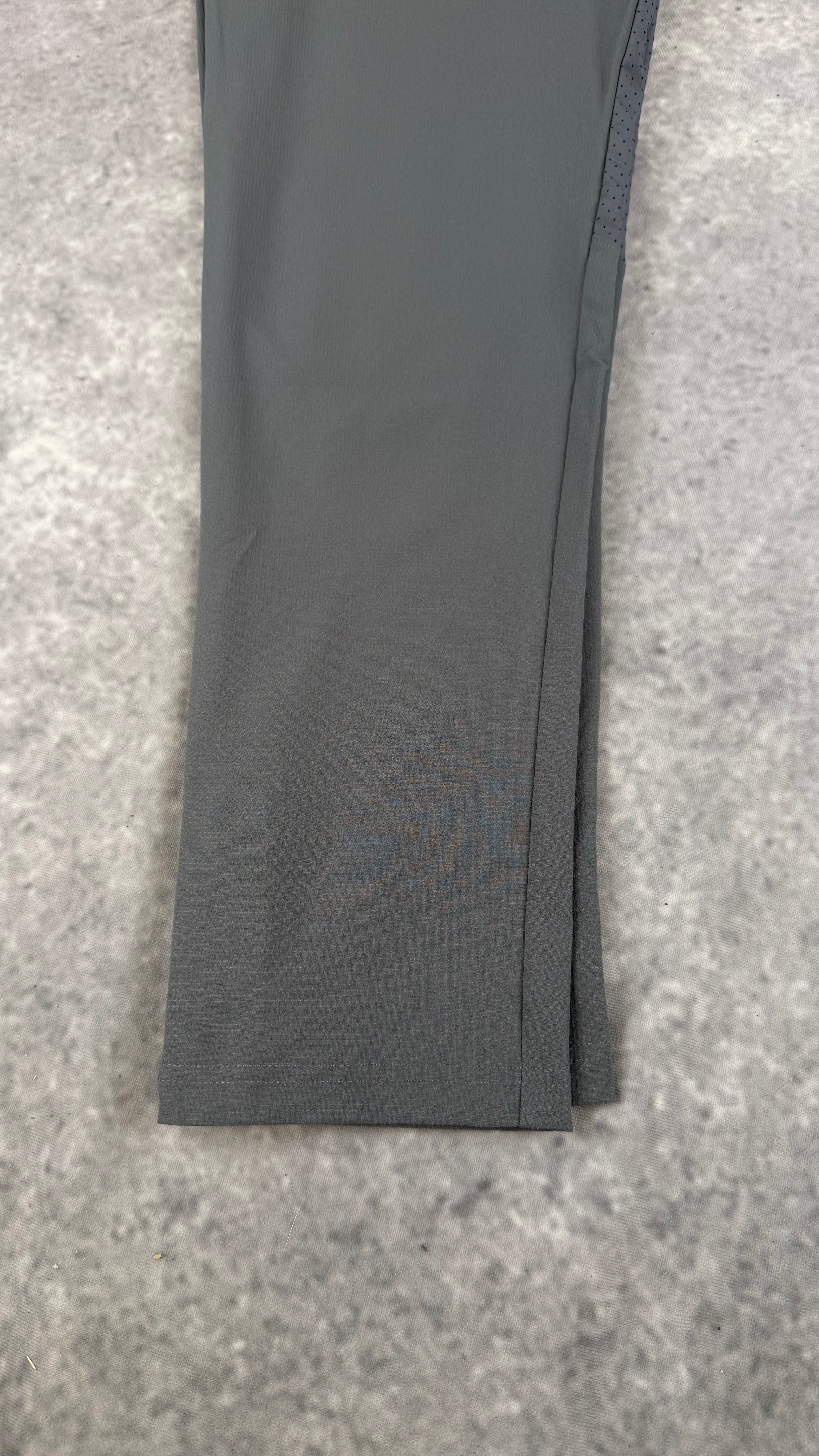 Under armour grey vanish woven tapered pants.