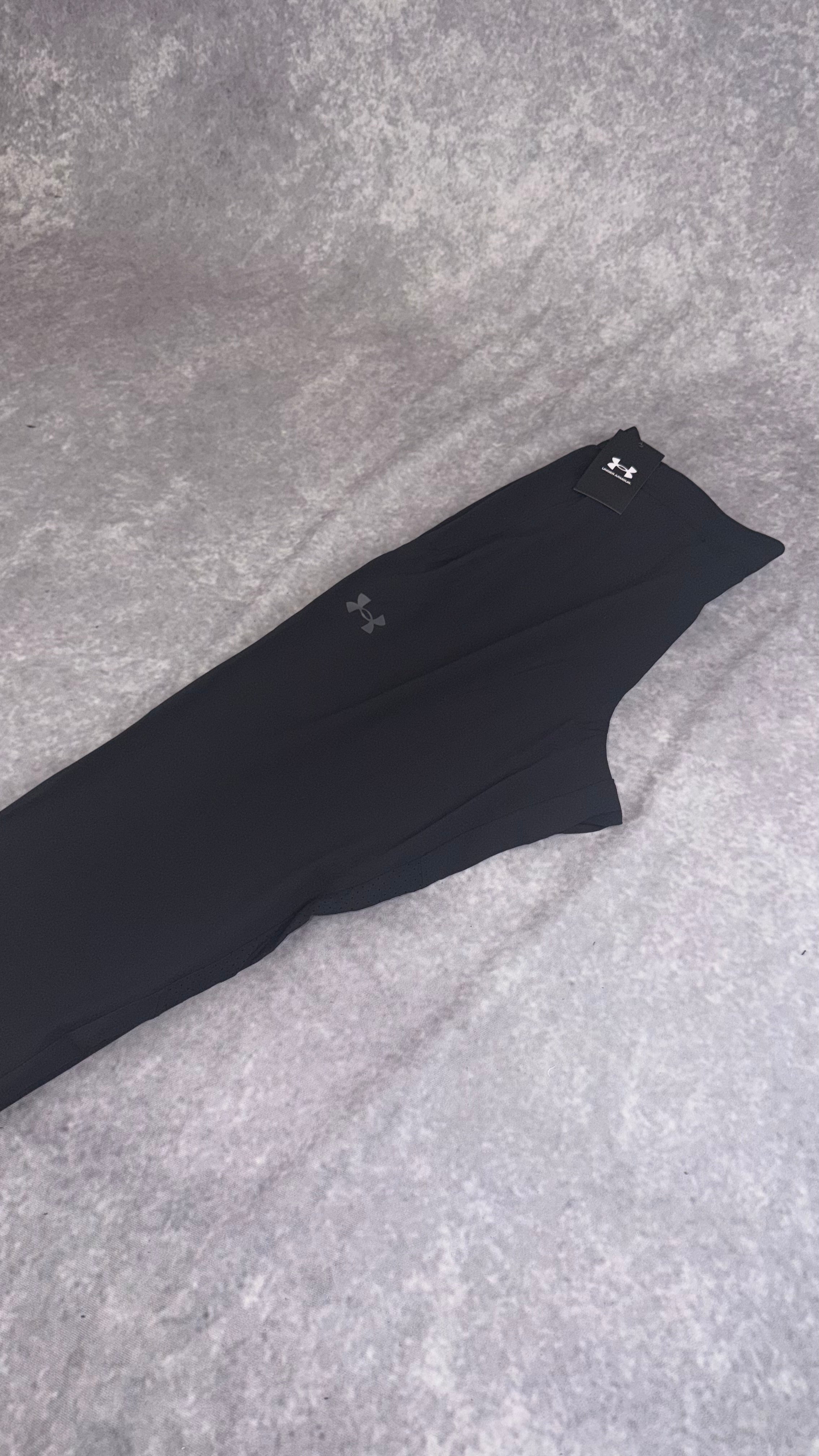 Under armour black vanish woven tapered pants.