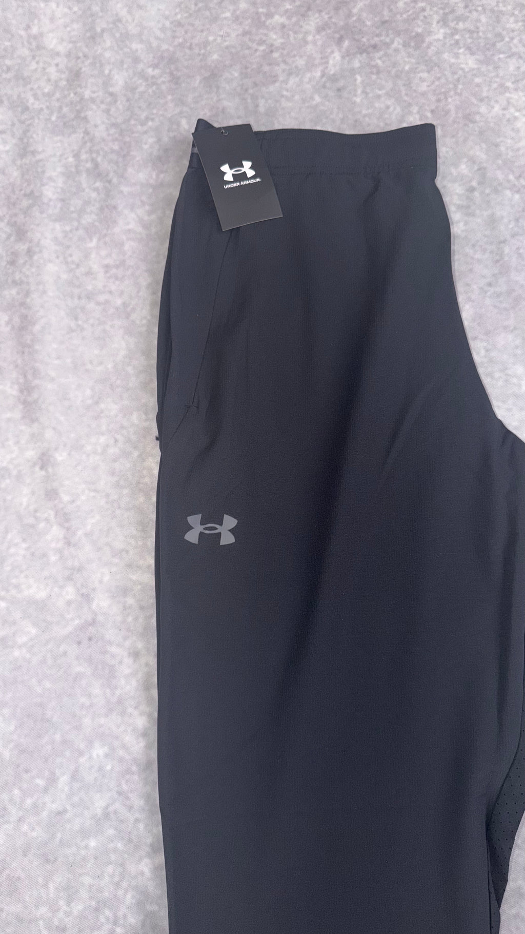 Under armour black vanish woven tapered pants.