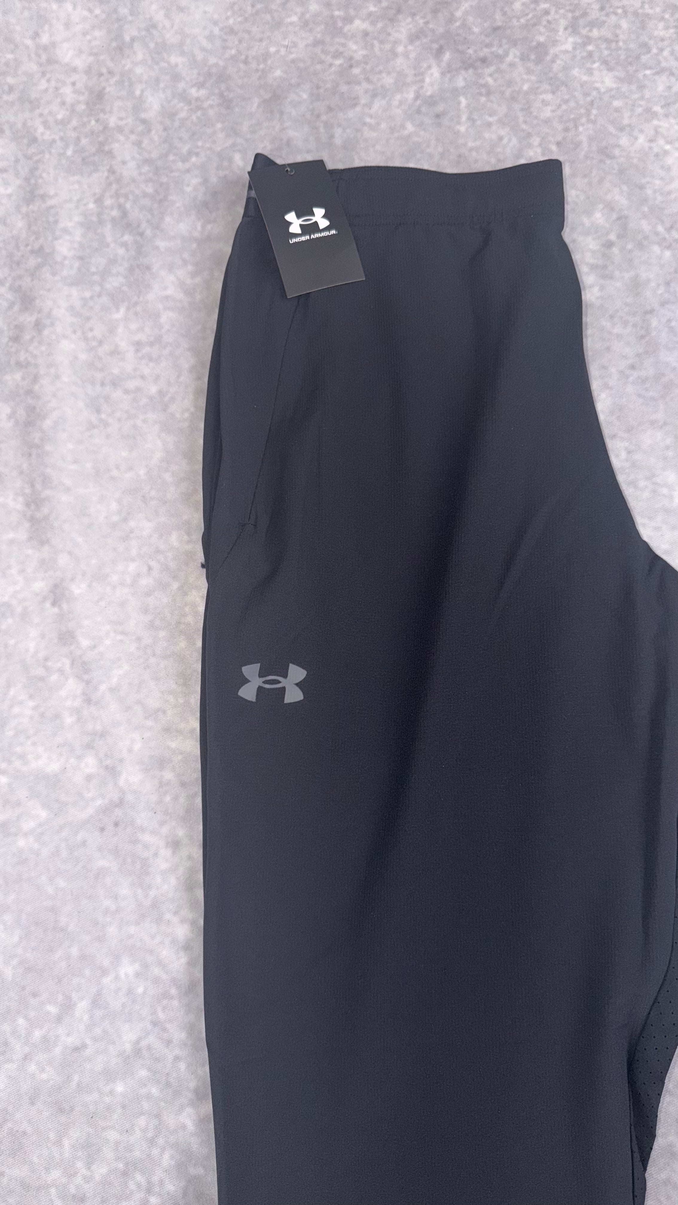 Under armour black vanish woven tapered pants.