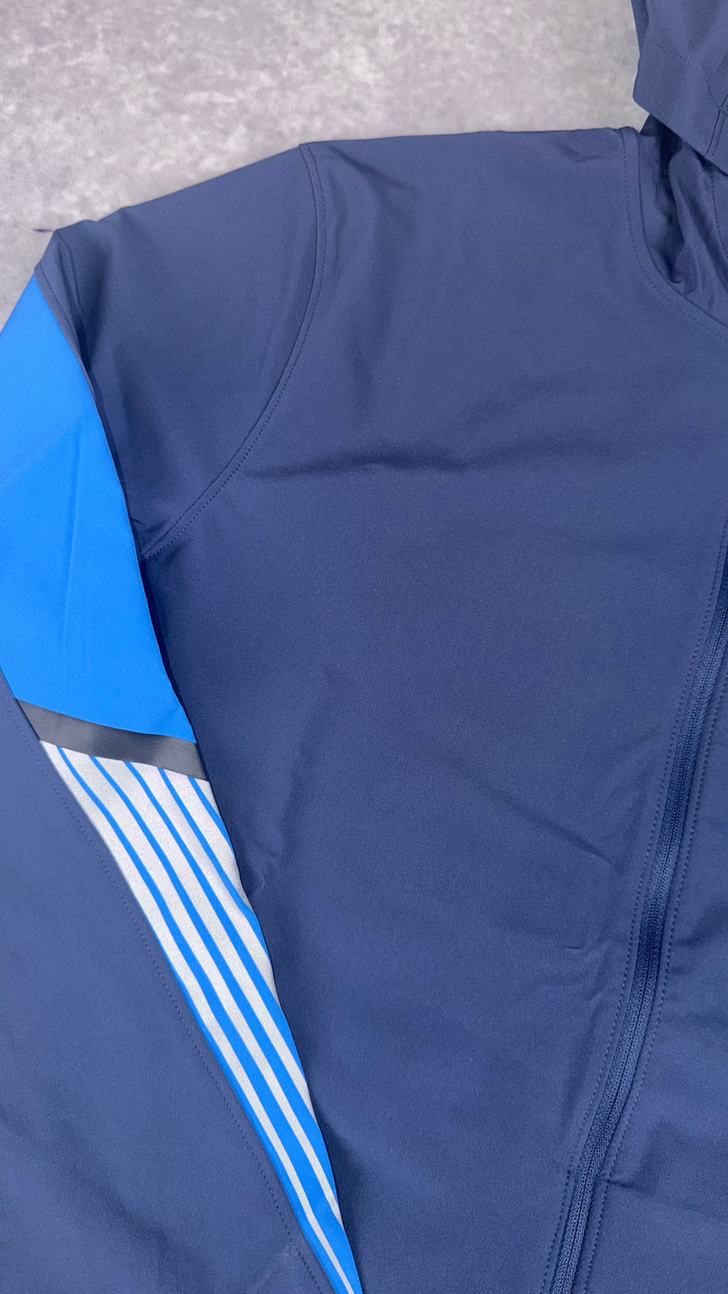Under armour navy velociti storm hooded jacket.